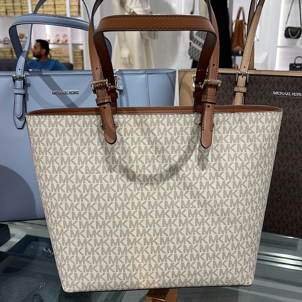 MICHAEL KORS JET SET TRAVEL MEDIUM DOUBLE POCKET TOTE 
VANILLA SIGNATURE
NWT - Picture 15 of 16